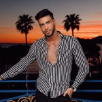 Sacha Buyse Instagram - 5 ans , c’est long ... 5 ans sans rien partager , sans rien recevoir . 5 ans de ne plus avoir de plaisir d’avoir le cœur qui bat à 200 à l’heure pour celui qu’on aime , 5 ans seul dans mon lit , sans câlin , sans réconfort . 5 ans de ne pas pouvoir me reposer sur quelqu’un quand tout paraît sombre . 5 ans sans projets communs, 5 ans de perdu ou j’aurai aimé construire une famille , Me marier , donner tout mon temps et me sacrifier pour la personne qui fait battre mon coeur , 5 ans que oui je fais des rencontres et je ne tombe que sur des menteurs qui une fois qu’ils ont ce qu’ils veulent ou n’obtiennent rien facilement m’abandonnent méchamment . 5 ans que certains m’ont mis des étoiles dans les yeux pour ensuite disparaître car dans notre milieu (lgbt) on est confronté à beaucoup d’horreur du monde de la nuit , ou la sincérité n’est qu’éphémère le temps d’une fête , tard la nuit ... 5 ans que je ne sais pas où te trouver , 5 ans qu’aimer quelqu’un me manque terriblement , 5 ans sans réel amour sincère et solide , 5 ans où finalement à chaque fois tout me ramène à toi car tu étais parfait ... Mais en 5 ans il faut bien avancer et faire des croix sur le passé ,ce passé qui me faisait vibrer mais que j’ai détruit à cause d’une jeunesse et du star système qui m’a dépassé . 5 ans qu’en fait je n’arrive plus à aimer comme j’ai déjà aimé car j’ai donné toutes les plus belles parties de mon âme que jamais plus personne n’a su connaître À l’heure actuelle . Un peu comme un tresors difficile à obtenir . 5 ans sont passé , et grâce à ce que j’ai déjà vécu , à l’aube de mes 30 ans , je me sens adulte et prêt , Mais la question qui me trotte,pourquoi en 5 ans rien a fonctionné avec personne? Peut être que ce n’est pas pour moi , peut être que j’ai trop de défauts ou peut être que je donne trop justement au point d’en étouffer ?.. mon hypersensibilité fragilise peut être mon quotidien et me bloque l’accès sûrement au bonheur . Mais la j’ai peur , j’ai presque 30 ans , je vis seul avec mes chats , j’ai des envies de famill , dans mon bel et grand appartement , ou chaque fois depuis 5x365 jours , je me couche seul , sans un bonne nuit , sans un câlin , sans un je t’aime .. Cannes
