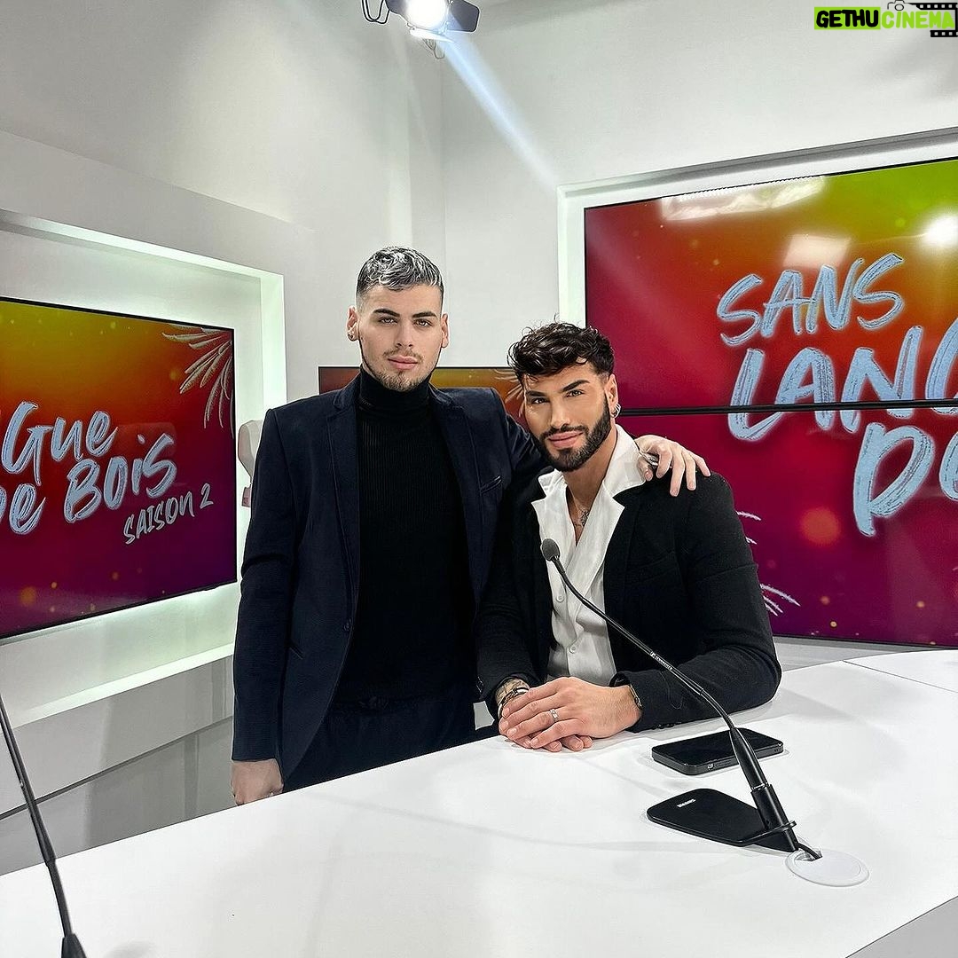 Sacha Buyse Instagram - #SLDB @vaarruecos.sldb saison 2 ! On vous promet du dynamisme , du culot, de l’autodérision , des scoops , des potins , du love et bien moi encore , tout ça dans le respect et la bienveillance , tous le mardi à 18h ! 🍾🥂 Portez vous bien , nous vous souhaitons une belle et heureuse année 2024🎉 Lien en bio 📽️ Paris 11eme