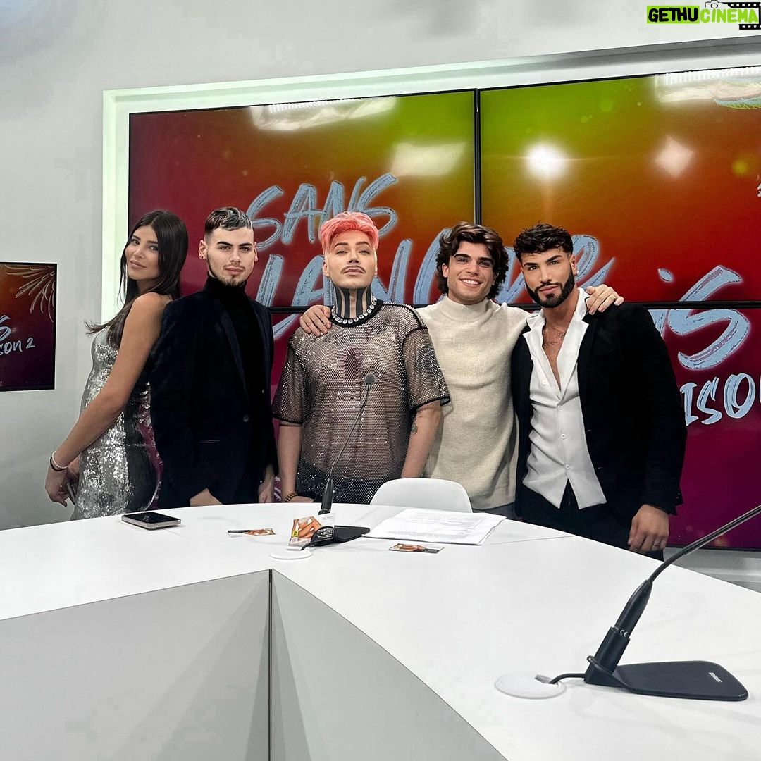 Sacha Buyse Instagram - #SLDB @vaarruecos.sldb saison 2 ! On vous promet du dynamisme , du culot, de l’autodérision , des scoops , des potins , du love et bien moi encore , tout ça dans le respect et la bienveillance , tous le mardi à 18h ! 🍾🥂 Portez vous bien , nous vous souhaitons une belle et heureuse année 2024🎉 Lien en bio 📽️ Paris 11eme