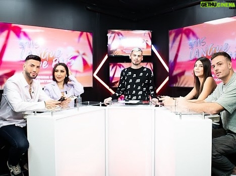 Sacha Buyse Instagram - 🚨 c’est OFFICIELLE, je suis chroniqueur dans Votre rdv HEBDOMADAIRE « #sanslanguedebois Dispo prochainement ‼️ @vaarruecos a invité cette semaine @jade.cve @arthur_bachot_ @maya.niiyaa sur le plateau pour décortiquer les sujets du moment🙏! Hâte de vous partagez les news du moment! Stay connected🌍 Paris,France