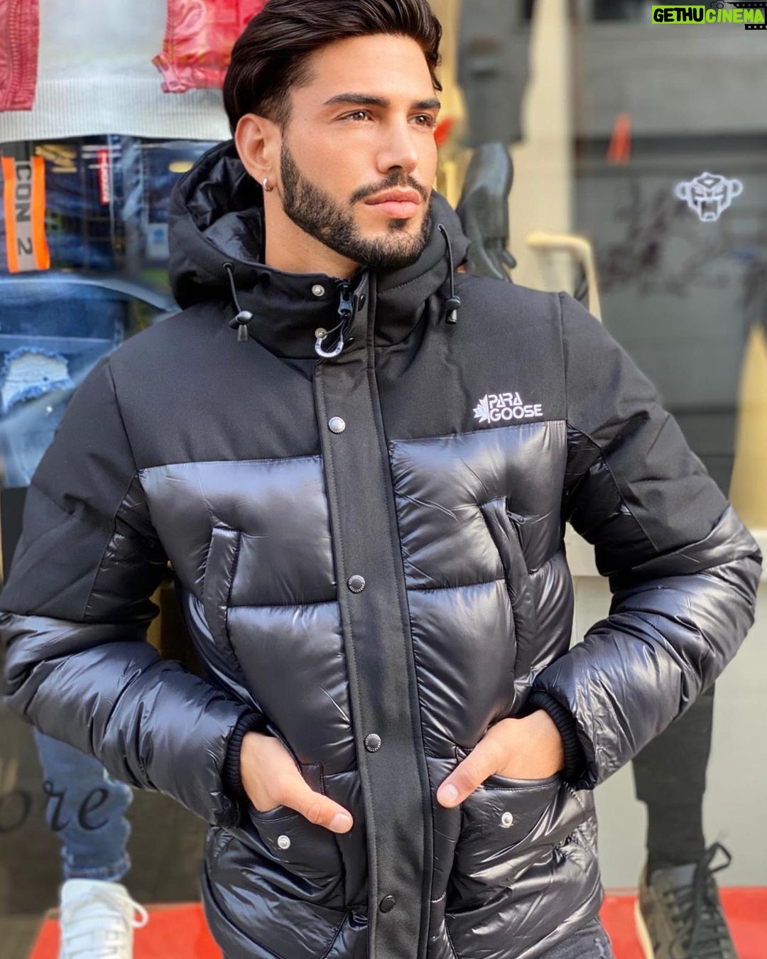 Sacha Buyse Instagram - Hello ma VAVASPHERE 🌎📺! 1 / 2 ou 3 ? Dites moi votre FAV 🙃 Moi c’est direction paris aujourd’hui 🇫🇷! Rdv pro ✍️ et 🎥 Un bon café et la journée peut commencer ☕️ Courage à tous les travailleurs et aux étudiants 🫶 L’avenir appartient à ceux qui se lèvent tôt 🤜🤛❤️ @velvet_mens_wear