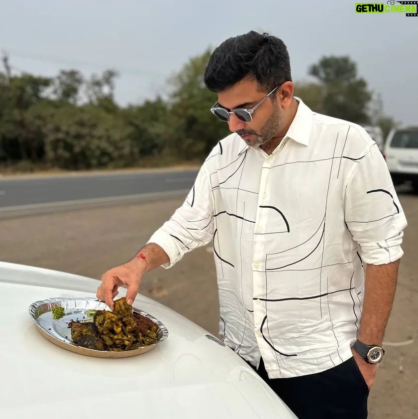 Sachin Sanghvi Instagram - I love road travel on a #gig day ...... especially if it's full of gujju pleasantries on the way! My Gujju fans, any guesses what I am eating ..... P.s: clue - near Vapi #giglife #lifeontheroad #gujarat