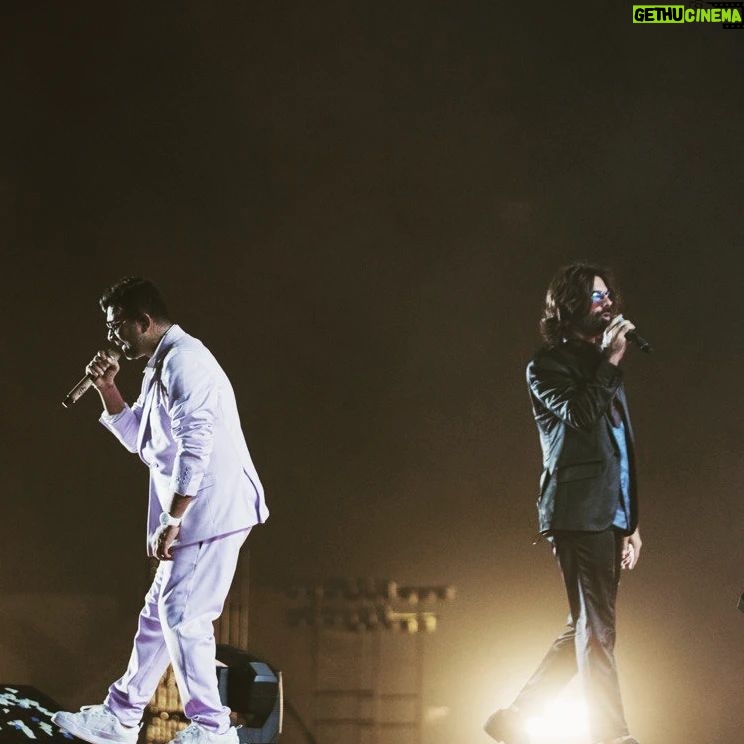 Sachin Sanghvi Instagram - @avadhutopiavapi last night ..... love was in the air .... whatta lovely venue.... what vibe and amaaaaazing audience .... everything an artist wants in a concert !! #sjlive #sachinjigar Pics by @haintohhain Utopia Avadh Vapi