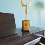 Sachin Sanghvi Instagram - Aakhi jindagi Jemna gujarati geeto sambhli Mota thaya manneeya shri manhar udhas uncle na haathe best album of the year no @topmusicawardsofficial malyo for @aksharcommunications 's #aummangalamsinglem thanks to @topfmstation and the jury ..... Thank you @saandeeppatel @aartivyaspatel for helping , believing and persisting with our crazy processes and mad schedules . Thank you to @nirenbhatt for always giving out of this world poetic words to our tunes ... Thank you to all the musicians and technicians and Singers on the album . Haji mehnat karshu .... haji saru sughad gujarati kaam baar paadshu .... protsaahit chiyye ..... prerit chiyye ... Even more happy for the awards won in the team @swar_440 @hrishikesh_gangan .... we are a happy evergrowing ever learning music making family . @romilved @iammadhardik @sahilvmusic @lionoath21