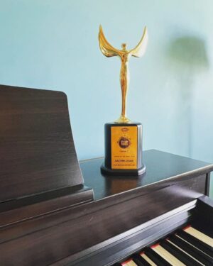 Sachin Sanghvi Instagram - Aakhi jindagi Jemna gujarati geeto sambhli Mota thaya manneeya shri manhar udhas uncle na haathe best album of the year no @topmusicawardsofficial malyo for @aksharcommunications 's #aummangalamsinglem thanks to @topfmstation and the jury ..... 
Thank you @saandeeppatel @aartivyaspatel for helping , believing and persisting with our crazy processes and mad schedules . 
Thank you to @nirenbhatt for always giving out of this world poetic words to our  tunes ...
Thank you to all the musicians and technicians and Singers on the album .
Haji mehnat karshu .... haji saru sughad gujarati kaam baar paadshu .... protsaahit chiyye ..... prerit chiyye ... 
Even more happy for the awards won in the team 
@swar_440 @hrishikesh_gangan .... we are a happy evergrowing ever learning music making family . @romilved @iammadhardik @sahilvmusic @lionoath21