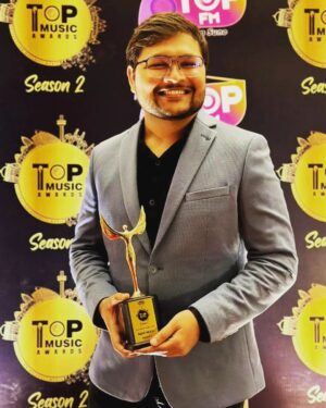 Sachin Sanghvi Instagram - Aakhi jindagi Jemna gujarati geeto sambhli Mota thaya manneeya shri manhar udhas uncle na haathe best album of the year no @topmusicawardsofficial malyo for @aksharcommunications 's #aummangalamsinglem thanks to @topfmstation and the jury ..... 
Thank you @saandeeppatel @aartivyaspatel for helping , believing and persisting with our crazy processes and mad schedules . 
Thank you to @nirenbhatt for always giving out of this world poetic words to our  tunes ...
Thank you to all the musicians and technicians and Singers on the album .
Haji mehnat karshu .... haji saru sughad gujarati kaam baar paadshu .... protsaahit chiyye ..... prerit chiyye ... 
Even more happy for the awards won in the team 
@swar_440 @hrishikesh_gangan .... we are a happy evergrowing ever learning music making family . @romilved @iammadhardik @sahilvmusic @lionoath21
