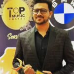 Sachin Sanghvi Instagram - Aakhi jindagi Jemna gujarati geeto sambhli Mota thaya manneeya shri manhar udhas uncle na haathe best album of the year no @topmusicawardsofficial malyo for @aksharcommunications 's #aummangalamsinglem thanks to @topfmstation and the jury ..... Thank you @saandeeppatel @aartivyaspatel for helping , believing and persisting with our crazy processes and mad schedules . Thank you to @nirenbhatt for always giving out of this world poetic words to our tunes ... Thank you to all the musicians and technicians and Singers on the album . Haji mehnat karshu .... haji saru sughad gujarati kaam baar paadshu .... protsaahit chiyye ..... prerit chiyye ... Even more happy for the awards won in the team @swar_440 @hrishikesh_gangan .... we are a happy evergrowing ever learning music making family . @romilved @iammadhardik @sahilvmusic @lionoath21