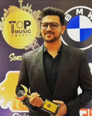 Sachin Sanghvi Instagram - Aakhi jindagi Jemna gujarati geeto sambhli Mota thaya manneeya shri manhar udhas uncle na haathe best album of the year no @topmusicawardsofficial malyo for @aksharcommunications 's #aummangalamsinglem thanks to @topfmstation and the jury ..... 
Thank you @saandeeppatel @aartivyaspatel for helping , believing and persisting with our crazy processes and mad schedules . 
Thank you to @nirenbhatt for always giving out of this world poetic words to our  tunes ...
Thank you to all the musicians and technicians and Singers on the album .
Haji mehnat karshu .... haji saru sughad gujarati kaam baar paadshu .... protsaahit chiyye ..... prerit chiyye ... 
Even more happy for the awards won in the team 
@swar_440 @hrishikesh_gangan .... we are a happy evergrowing ever learning music making family . @romilved @iammadhardik @sahilvmusic @lionoath21