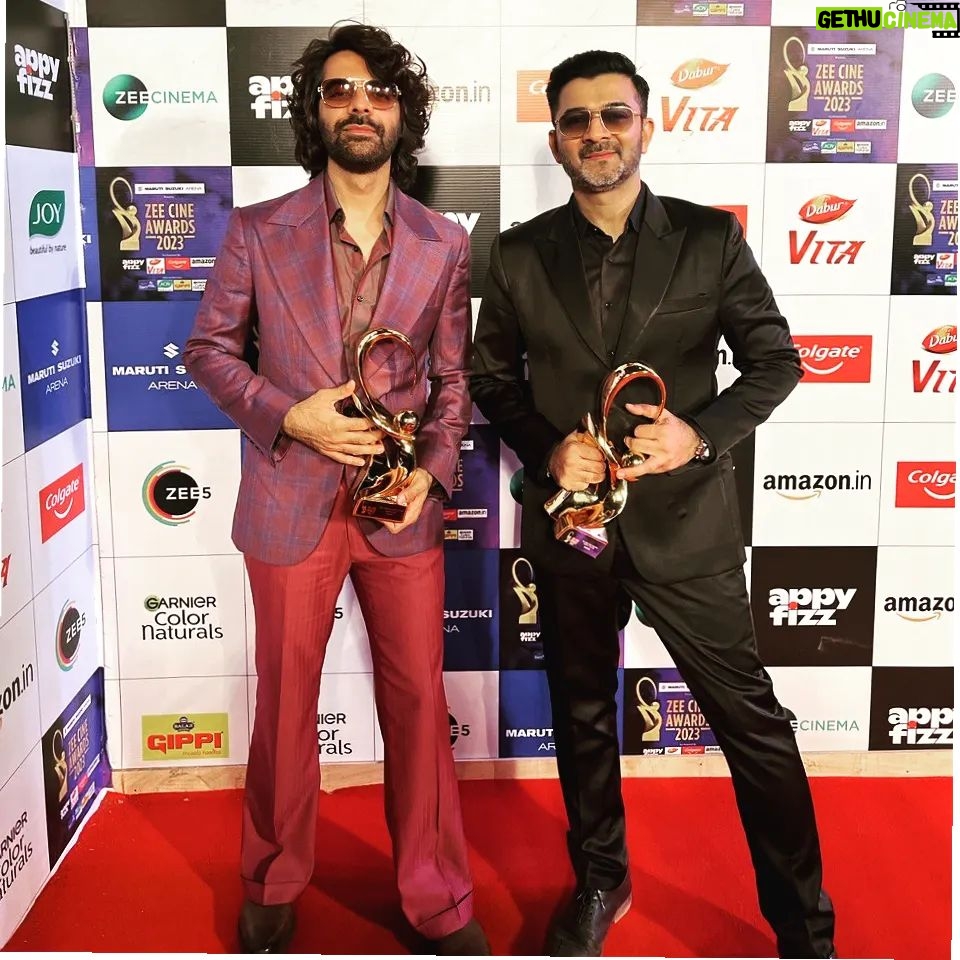 Sachin Sanghvi Instagram - Gratitude post .... Thank you @zeecineawards @maddockfilms #dino sir #puja @amarkaushik @amitabhbhattacharyaofficial @varundvn @kritisanon @ericpillai @boloydoloi #teamsachinjigar @priyasaraiyaofficial @sheetalthatsme All the Singers in the album All the musicians in India and #Budapest And all you music lovers !