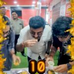 Sachin Sanghvi Instagram - U can’t beat me in a #panipuri contest! But thank u @redfmgujarati baroda for such a cool interview and fun activities helping me promote #helomaro and so many more sj gujju songs waiting to release..... thank u @rj_janavi and the entire crew of redfmbaroda for making it always a special feeling to visit yall