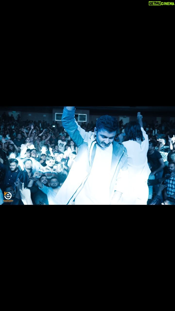 Sachin Sanghvi Instagram - A night we cant forget !! #sambhalpur #orissa #sjlive @rudraksh_entertainment_ @vimsareuphoria_2023 you guys are awesome !!!