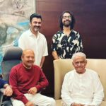 Sachin Sanghvi Instagram - Samajh rahein hai Matlab!!! Hamare guru aur unke guru Legends .... Lucky and humbling to quietly listen to their stories , the love their hearts can hold and share , and the respect with which they operate .... miles to learn Eternally grateful dear rajubhai @rajeshroshan24 ji And pyarelal sir of @laxmikantpyarelal.official