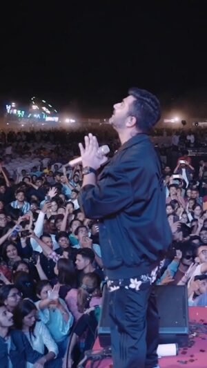 Sachin Sanghvi Instagram - #sjlive @sparsh.nitsurat felt like this sea of sparkling stars all giving love to us at once ! Grateful to all the students and fans ... 
No artist would ask for more !
Shot and edited by @haintohhain