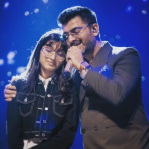 Sachin Sanghvi Instagram - Somethings are best felt than expressed in words . But will try .... 
Okay so our Very first ticketed show in Mumbai and that too at the iconic #shanmukhananda hall . 
Such a dream come true !! 
Started as a formal sitdown setup and turned into a festival , dancing and singing, laughing and crying !!
TRULY grateful and honoured to perform for this kind of love and adulation . 
Such joy to perform with my #laadki @txnishkxx !! (Proud father)
And @priyasaraiyaofficial @aslidivyakumar
@rashmeetkaur and my partner @jigarsaraiya
Special mention for our supa talented #Band and extremely efficient management led by @romilved . 
Special thanks to 
#mauryaevents
#rangatproductions 
#jewelgroup . 
Pics by @karanghodapictures 
Costume by @nickyprithyani
#sjlive
