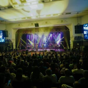Sachin Sanghvi Instagram - Somethings are best felt than expressed in words . But will try .... 
Okay so our Very first ticketed show in Mumbai and that too at the iconic #shanmukhananda hall . 
Such a dream come true !! 
Started as a formal sitdown setup and turned into a festival , dancing and singing, laughing and crying !!
TRULY grateful and honoured to perform for this kind of love and adulation . 
Such joy to perform with my #laadki @txnishkxx !! (Proud father)
And @priyasaraiyaofficial @aslidivyakumar
@rashmeetkaur and my partner @jigarsaraiya
Special mention for our supa talented #Band and extremely efficient management led by @romilved . 
Special thanks to 
#mauryaevents
#rangatproductions 
#jewelgroup . 
Pics by @karanghodapictures 
Costume by @nickyprithyani
#sjlive