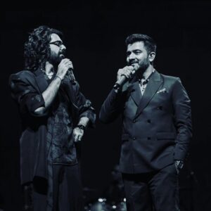 Sachin Sanghvi Instagram - Somethings are best felt than expressed in words . But will try .... 
Okay so our Very first ticketed show in Mumbai and that too at the iconic #shanmukhananda hall . 
Such a dream come true !! 
Started as a formal sitdown setup and turned into a festival , dancing and singing, laughing and crying !!
TRULY grateful and honoured to perform for this kind of love and adulation . 
Such joy to perform with my #laadki @txnishkxx !! (Proud father)
And @priyasaraiyaofficial @aslidivyakumar
@rashmeetkaur and my partner @jigarsaraiya
Special mention for our supa talented #Band and extremely efficient management led by @romilved . 
Special thanks to 
#mauryaevents
#rangatproductions 
#jewelgroup . 
Pics by @karanghodapictures 
Costume by @nickyprithyani
#sjlive