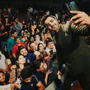 Sachin Sanghvi Instagram - Somethings are best felt than expressed in words . But will try .... 
Okay so our Very first ticketed show in Mumbai and that too at the iconic #shanmukhananda hall . 
Such a dream come true !! 
Started as a formal sitdown setup and turned into a festival , dancing and singing, laughing and crying !!
TRULY grateful and honoured to perform for this kind of love and adulation . 
Such joy to perform with my #laadki @txnishkxx !! (Proud father)
And @priyasaraiyaofficial @aslidivyakumar
@rashmeetkaur and my partner @jigarsaraiya
Special mention for our supa talented #Band and extremely efficient management led by @romilved . 
Special thanks to 
#mauryaevents
#rangatproductions 
#jewelgroup . 
Pics by @karanghodapictures 
Costume by @nickyprithyani
#sjlive
