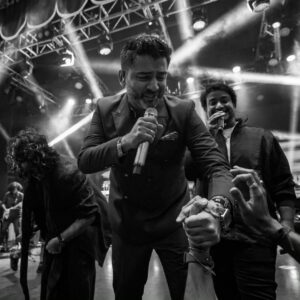 Sachin Sanghvi Instagram - Somethings are best felt than expressed in words . But will try .... 
Okay so our Very first ticketed show in Mumbai and that too at the iconic #shanmukhananda hall . 
Such a dream come true !! 
Started as a formal sitdown setup and turned into a festival , dancing and singing, laughing and crying !!
TRULY grateful and honoured to perform for this kind of love and adulation . 
Such joy to perform with my #laadki @txnishkxx !! (Proud father)
And @priyasaraiyaofficial @aslidivyakumar
@rashmeetkaur and my partner @jigarsaraiya
Special mention for our supa talented #Band and extremely efficient management led by @romilved . 
Special thanks to 
#mauryaevents
#rangatproductions 
#jewelgroup . 
Pics by @karanghodapictures 
Costume by @nickyprithyani
#sjlive