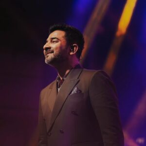 Sachin Sanghvi Instagram - Somethings are best felt than expressed in words . But will try .... 
Okay so our Very first ticketed show in Mumbai and that too at the iconic #shanmukhananda hall . 
Such a dream come true !! 
Started as a formal sitdown setup and turned into a festival , dancing and singing, laughing and crying !!
TRULY grateful and honoured to perform for this kind of love and adulation . 
Such joy to perform with my #laadki @txnishkxx !! (Proud father)
And @priyasaraiyaofficial @aslidivyakumar
@rashmeetkaur and my partner @jigarsaraiya
Special mention for our supa talented #Band and extremely efficient management led by @romilved . 
Special thanks to 
#mauryaevents
#rangatproductions 
#jewelgroup . 
Pics by @karanghodapictures 
Costume by @nickyprithyani
#sjlive