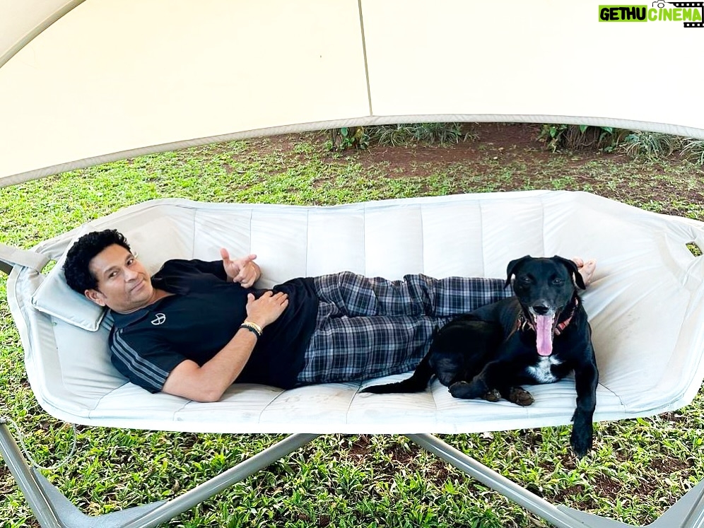 Sachin Tendulkar Instagram - 𝗠𝗔𝗫𝗶𝗺𝘂𝗺 𝗳𝘂𝗻 𝘄𝗶𝘁𝗵 𝗠𝗮𝘅. #DogsOfInstagram #FunFriday #ChillTime