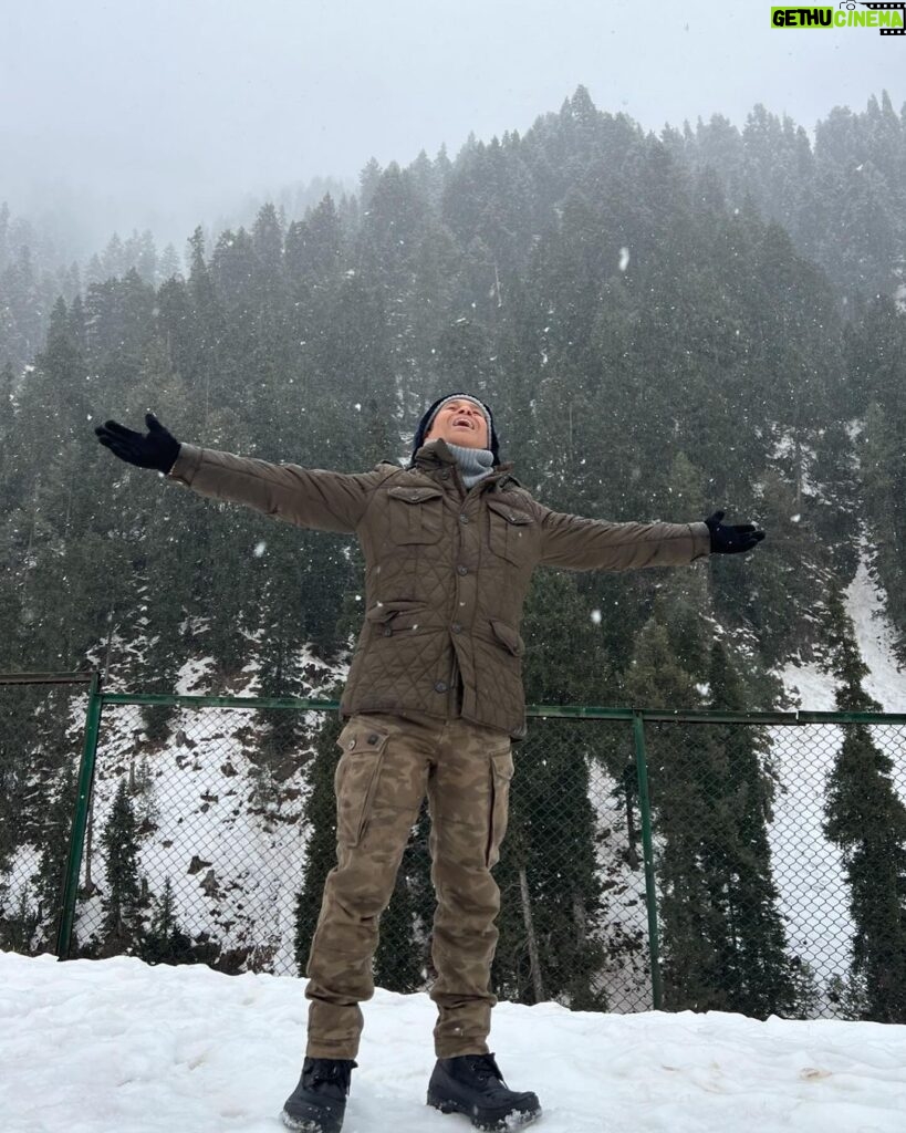 Sachin Tendulkar Instagram - Hamara ‘pehla’ snowfall in Pahalgam!❄ #Kashmir #KashmirDiaries #snow