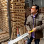 Sachin Tendulkar Instagram - The first bat given to me was by my sister and it was a Kashmir willow bat. Ab main yahan hoon to Kashmir willow ko to milna banta hai! 🏏 P.S: An interesting fact; some of my favourite bats had only about 5-6 grains. How many grains do your bats have? #Kashmir #KashmirDiaries #cricket