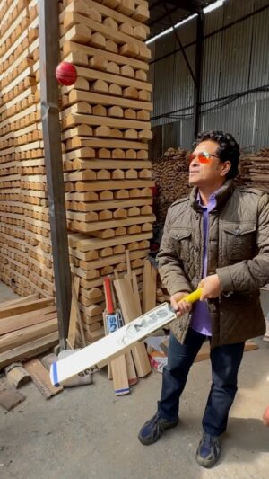 Sachin Tendulkar Instagram - The first bat given to me was by my sister and it was a Kashmir willow bat. Ab main yahan hoon to Kashmir willow ko to milna banta hai! 🏏 

P.S: An interesting fact; some of my favourite bats had only about 5-6 grains. How many grains do your bats have?

#Kashmir #KashmirDiaries #cricket