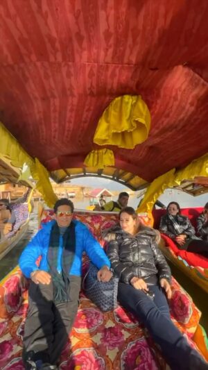 Sachin Tendulkar Instagram - Anjali, I and Sara…in this beautiful Shikara!

#KashmirDiaries #Kashmir #Srinagar #DalLake #Shikara