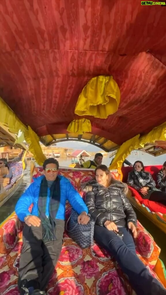 Sachin Tendulkar Instagram - Anjali, I and Sara…in this beautiful Shikara! #KashmirDiaries #Kashmir #Srinagar #DalLake #Shikara