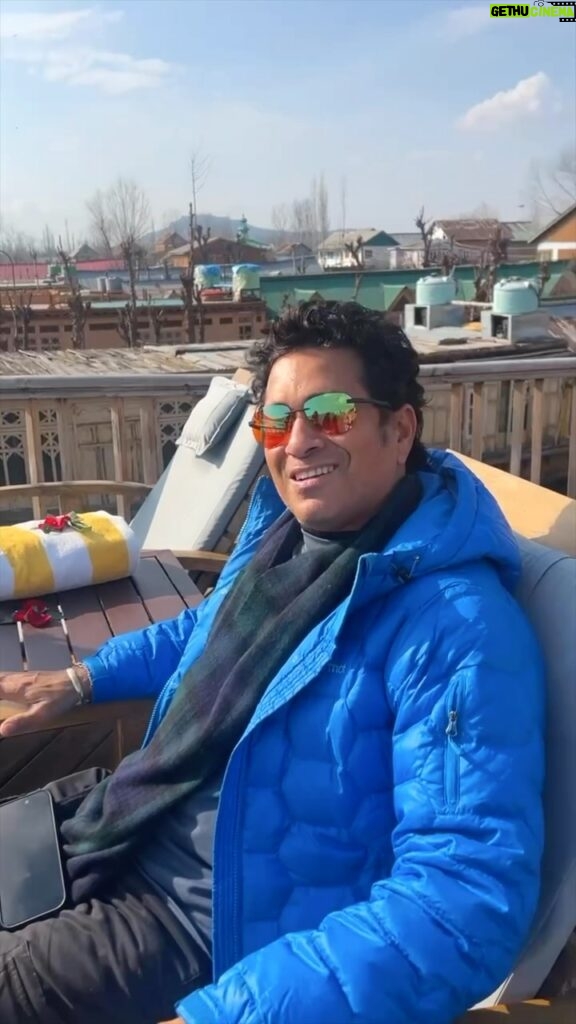 Sachin Tendulkar Instagram - Never a dull moment at Dal lake. Talent is everywhere in our country. You just need to have an eye for it. Could you guess the song? #Kashmir #KashmirDiaries