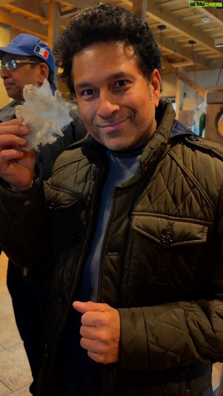 Sachin Tendulkar Instagram - I can’t tell what is softer - the Pashmina wool or the hearts of the people who make it. 🪡 An incredible experience visiting the most talented artisans who weave the Pashmina shawls and Kashmiri carpets. #Pashmina #Kashmir #Travel #KashmirDiaries