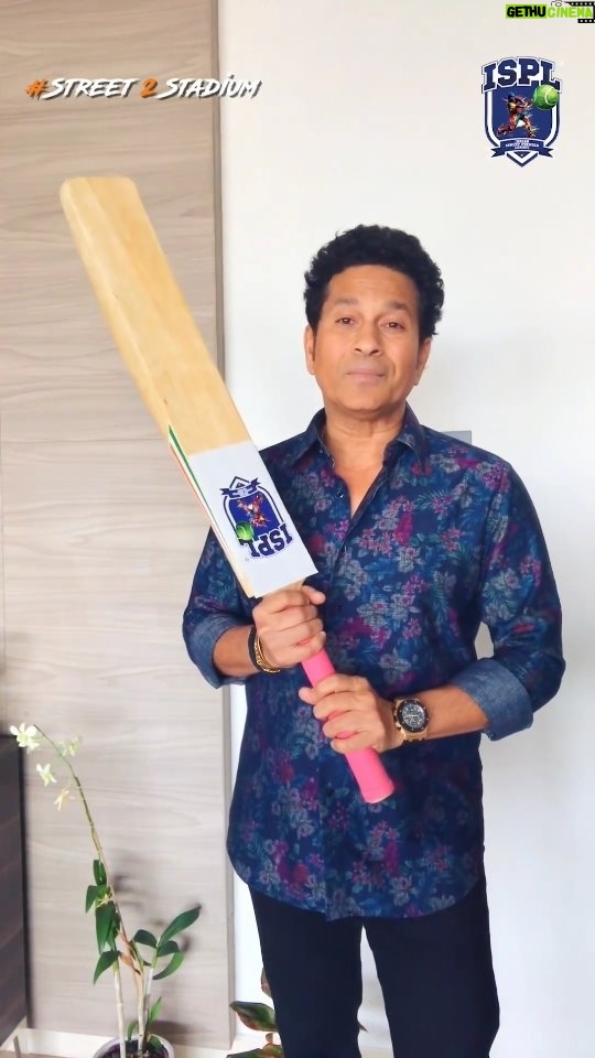 Sachin Tendulkar Instagram - There's no dream so big that can't be achieved, as long as you're determined to work towards it. Here's a token of motivation from ISPL and me to all the ✨golden ticket✨ holders. Here’s how you can get your hands on it: 🔴 Go to ispl-t10.com 🔴 Login to your player account with your registration credentials 🔴 Update your address 🔴 Wait for ISPL’s executives to get in touch & deliver the bats to you! So what are you waiting for? Grab your gift now! #ZindagiBadalLo #Street2Stadium #NewT10Era #EvoluT10n #ispl #isplt10 @surajsamat @amol_kale76 @advocateashishshelar @ravishastriofficial @ispl_t10