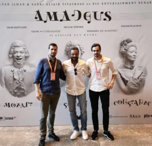 Sadri Alışık Instagram - 1.5 sene önce başladı Amadeus yolculuğu. 2 ay sahneleyebildikten sonra, 7 ay ara vermek durumunda kalmıştık. Bir kaç oyun oynadıktan sonra bir 7 ay daha seyircimizden uzaklaşmak zorunda kaldık. Bugün bir daha ara vermeyeceğimizi umarak aylar sonra yeniden perde açtık. Tüm ekibimizle aynı motivasyon ve heyecanla 3. kez ilk günkü gibi yeniden prömiyer heyecanı yaşadık. Tüm bu duyguları çok özlemişiz. 21. oyunumuzda da aynı ilgi ve coşkuyla tüm biletleri tüketerek nihayet seyircimizle buluştuk. Tüm ekibimizle birlikte yazacağımız daha çok hikayemiz, yürüyeceğimiz daha çok uzun yolumuz var. Yaşasın Tiyatro🎭 #amadeus #çolpanilhansadrialışıktiyatrosu #piuentertainment