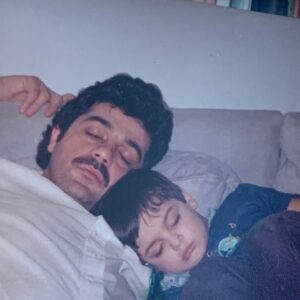 Sadri Alışık Instagram - En huzurlu ve en güven veren yere koymuşum başımı. Her zaman olduğu gibi yine sana sığınmısım. Başım omzunda, elin hep üstümde, nice mutlu babalar gününe.. Başta erken yaşta kaybettiğim dedelerim, canım babam ve dayım @tansenin olmak üzere tüm babaların babalar günü kutlu olsun🙏