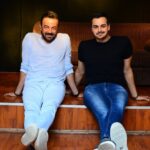 Sadri Alışık Instagram - İyi ki..🙏🏻 Hep olduğu gibi el ele,sırt sırta, omuz omuza, nice güzel sağlıklı senelere babacım..🤝🙏🏻 Cihangir Sadri Alışık Tiyatrosu
