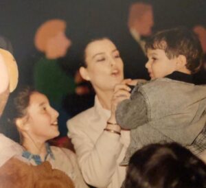 Sadri Alışık Instagram - “Mevsim Çiçekleri, 
Günün en güzelleri
Gönlümün efendisi”
 Başta her geçen gün daha da çok özlediğim anneannem ve babaannem olmak üzere başımızın tacı canım annemin, üstümüzde anne kadar emeği olan teyzelerimin, ailemizin güzel anneleri  Esin @esinpartes ve Gözde Ablamın @gozdegonults tüm annelerin ve içinde evlat sevgisi barındıran tüm kadınların anneler günü kutlu olsun.