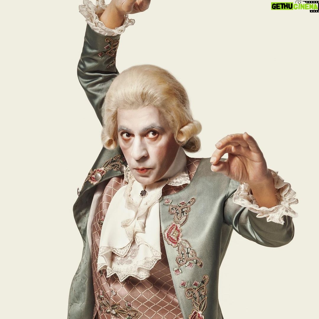 Sadri Alışık Instagram - Çolpan İlhan-Sadri Alışık Tiyatromuz ve Piu Entertainment iş birliği ile sahneleyeceğimiz yeni oyunumuz AMADEUS’un Mozart’ı Okan Bayülgen Ocak ayında prömiyer. Biletler 2 Aralık’ta satışta... #amadeus #sakm #piuentertainment #selçukyöntem