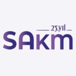Sadri Alışık Instagram – #Repost @sakm_online
25. Yılımızda, Dünya Tiyatrolar gününde, yeni logomuzla siz değerli sanatseverlerle buluşuyor olmaktan büyük mutluluk duyuyoruz. 25 sene önce alkışlarla yaktık Tiyatro ışığımızı, Alkışlarla uğurladık bütün ustalarımızı.
Sevdamızın çabasında, seyircimizin mutluluğunda, dünya kadar alkışımız, alkışlayacak sahnelerimiz olsun.. Dünya Tiyatro Günümüz Kutlu Olsun..
25 senedir bizi yalnız bırakmayan çok değerli seyircilerimize, bugüne kadar oyunlarımıza emek veren tüm oyuncu, yaratıcı ve idari kadromuza, sanata desteğini hep sürdüren sponsorlarımız Anadolu Efes @anadoluefestr ve Hdi Sigortaya @hdisigorta ve son olarak Tiyatromuzun kurucusu kahramanımız ÇOLPAN İLHAN’IMIZA sonsuz teşekkürlerimizi ve şükranlarımızı sunarız.
#sakm25 #çolpanilhansadrialışıktiyatrosu #dünyatiyatrolargünü