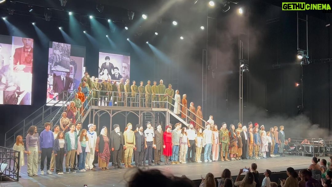 Sadri Alışık Instagram - “1923” Yeni sezona başladı 🇹🇷🇹🇷 @sakm_online @zorlu_psm @piuent ortak yapımıyla Zorlu Holding katkılarıyla sahnelenen 1923 Müzikali bu hafta sonu @zorlu_psm de sanatseverlerle buluştu. @1923muzikal @zorlu_psm @piuent @zorluholding Zorlu Performans Sanatları Merkezi