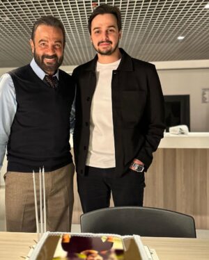 Sadri Alışık Instagram - Günümü güzelleştiren ve iyi dilekleriyle beni mutlu eden aileme ve tüm dostlarıma teşekkür ederim. İyi ki varsınız🙏 
Küheylan kulisi 
28/03/2023