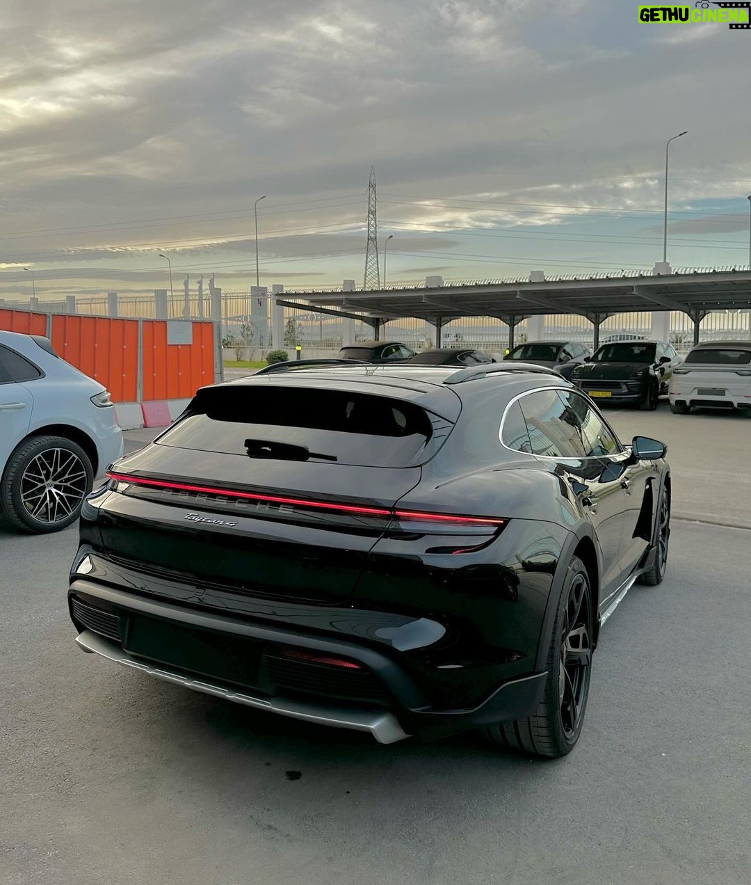 Sadri Skander Instagram - 🔥🔥🔥 Hier retour de l’été, l’occasion d’essayer chez @porsche_centre_tunis le Porsche Taycan Cross Turismo 4 et ses 476ch ⚡️⚡️⚡️ Full black, Full électrique. Mon modèle préféré chez Porsche (hors 911). Tunisia