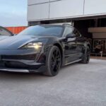 Sadri Skander Instagram - 🔥🔥🔥 Hier retour de l’été, l’occasion d’essayer chez @porsche_centre_tunis le Porsche Taycan Cross Turismo 4 et ses 476ch ⚡️⚡️⚡️ Full black, Full électrique. Mon modèle préféré chez Porsche (hors 911). Tunisia
