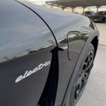 Sadri Skander Instagram - 🔥🔥🔥 Hier retour de l’été, l’occasion d’essayer chez @porsche_centre_tunis le Porsche Taycan Cross Turismo 4 et ses 476ch ⚡️⚡️⚡️ Full black, Full électrique. Mon modèle préféré chez Porsche (hors 911). Tunisia