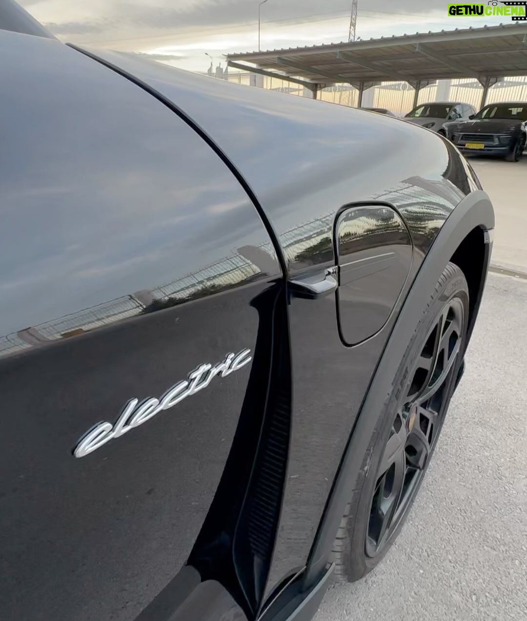 Sadri Skander Instagram - 🔥🔥🔥 Hier retour de l’été, l’occasion d’essayer chez @porsche_centre_tunis le Porsche Taycan Cross Turismo 4 et ses 476ch ⚡️⚡️⚡️ Full black, Full électrique. Mon modèle préféré chez Porsche (hors 911). Tunisia