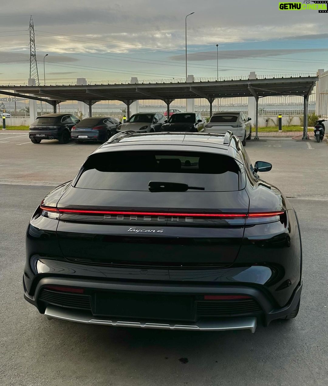 Sadri Skander Instagram - 🔥🔥🔥 Hier retour de l’été, l’occasion d’essayer chez @porsche_centre_tunis le Porsche Taycan Cross Turismo 4 et ses 476ch ⚡️⚡️⚡️ Full black, Full électrique. Mon modèle préféré chez Porsche (hors 911). Tunisia