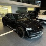 Sadri Skander Instagram - 🔥🔥🔥 Hier retour de l’été, l’occasion d’essayer chez @porsche_centre_tunis le Porsche Taycan Cross Turismo 4 et ses 476ch ⚡️⚡️⚡️ Full black, Full électrique. Mon modèle préféré chez Porsche (hors 911). Tunisia