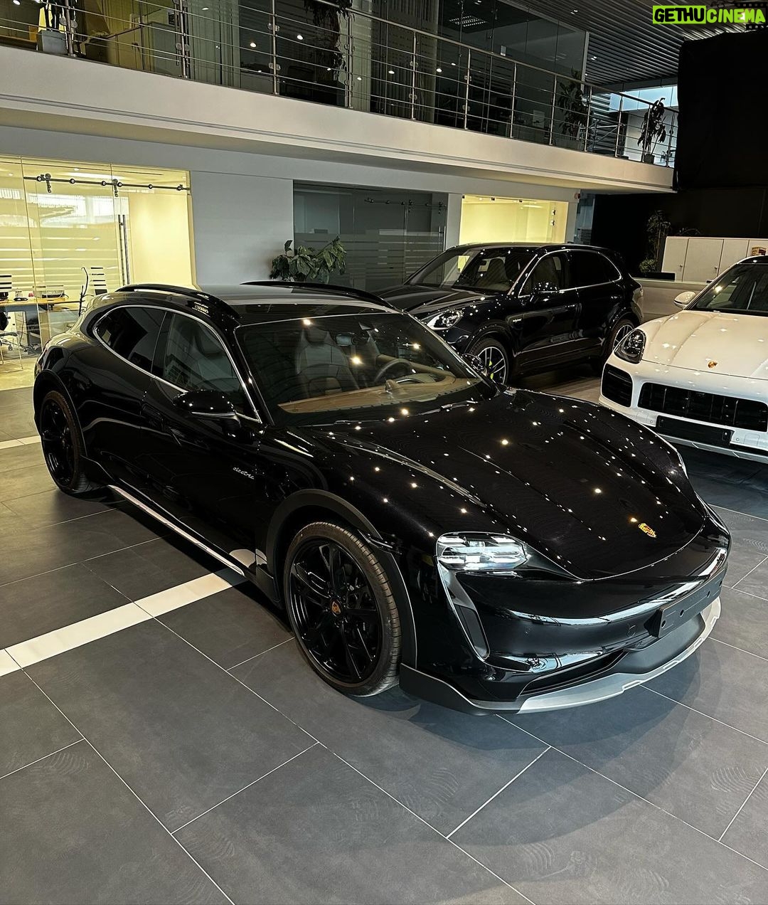 Sadri Skander Instagram - 🔥🔥🔥 Hier retour de l’été, l’occasion d’essayer chez @porsche_centre_tunis le Porsche Taycan Cross Turismo 4 et ses 476ch ⚡️⚡️⚡️ Full black, Full électrique. Mon modèle préféré chez Porsche (hors 911). Tunisia