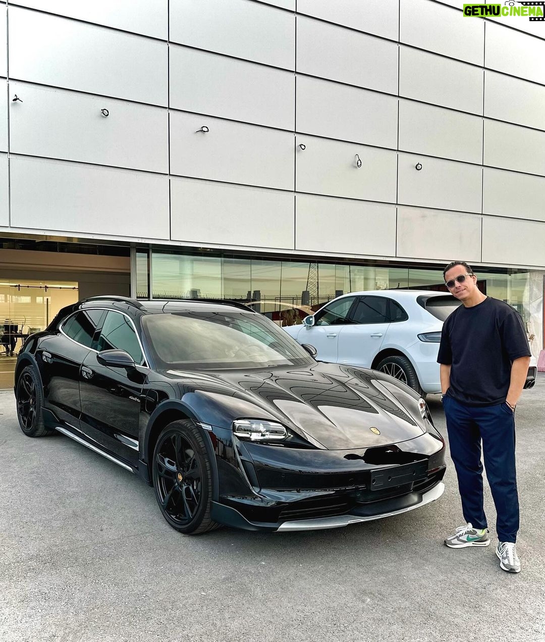 Sadri Skander Instagram - 🔥🔥🔥 Hier retour de l’été, l’occasion d’essayer chez @porsche_centre_tunis le Porsche Taycan Cross Turismo 4 et ses 476ch ⚡️⚡️⚡️ Full black, Full électrique. Mon modèle préféré chez Porsche (hors 911). Tunisia