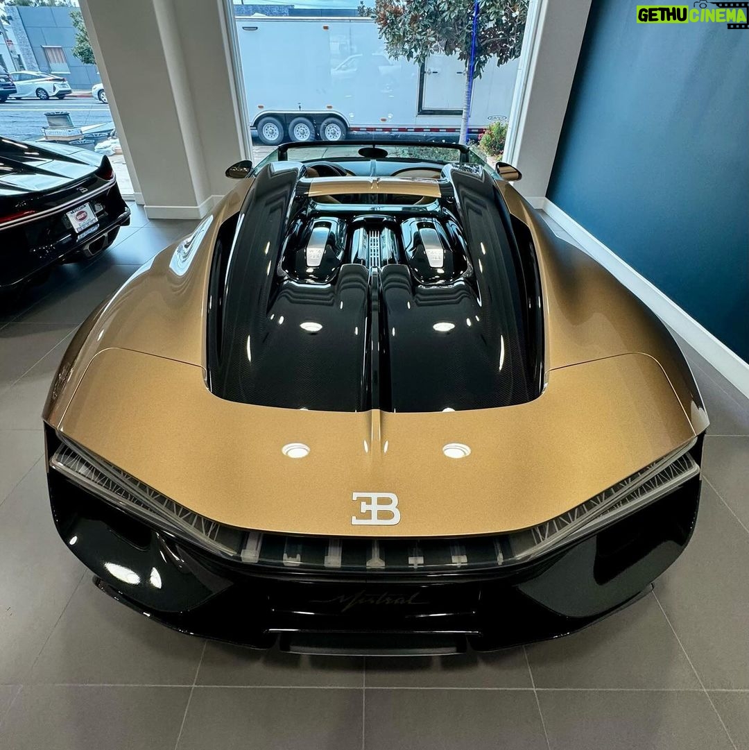 Sadri Skander Instagram - De retour cher mon dealer préféré. Avec cette merveille cette fois ci ✨ • W16 • 1 500 ch !! 😵 • 420 km/h 😮💨 • 99 exemplaires • 6 millions d’euros • Livraison 2024 Powwwwwwwww 😵💫 Bugatti Mistral ✨ . #bugatti #mistral #bugattimistral Beverly Hills, California