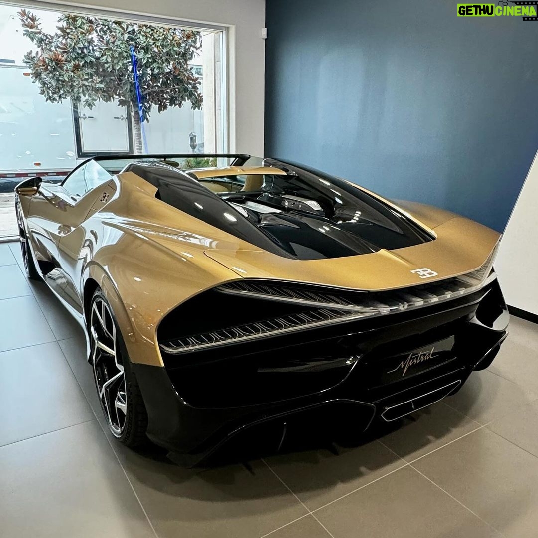 Sadri Skander Instagram - De retour cher mon dealer préféré. Avec cette merveille cette fois ci ✨ • W16 • 1 500 ch !! 😵 • 420 km/h 😮💨 • 99 exemplaires • 6 millions d’euros • Livraison 2024 Powwwwwwwww 😵💫 Bugatti Mistral ✨ . #bugatti #mistral #bugattimistral Beverly Hills, California
